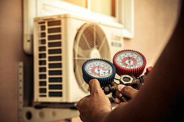 Professional Air Conditioning Service technician working in Frazeysburg, OH